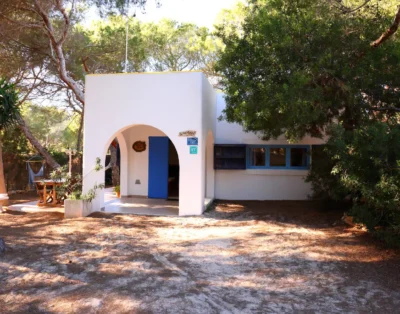 Can Sons, entre els pins, a 300 m de la platja d’Es Caló